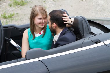 İki sevgili salon üstü açık arabayla karşılamak