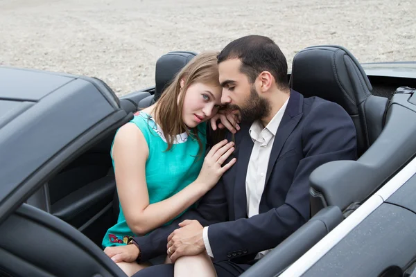 Dos amantes se encuentran en el salón convertible — Foto de Stock
