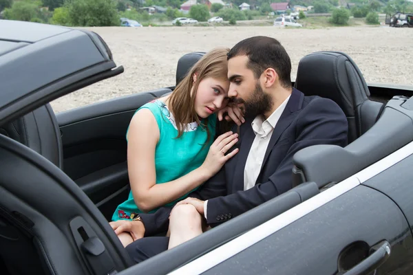 Dos amantes se encuentran en el salón convertible — Foto de Stock