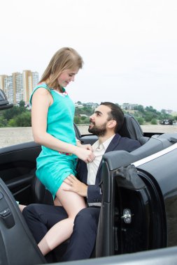 İki sevgili salon üstü açık arabayla karşılamak.