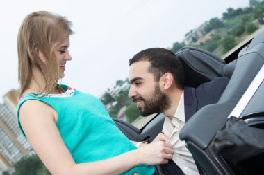 İki sevgili salon üstü açık arabayla karşılamak.