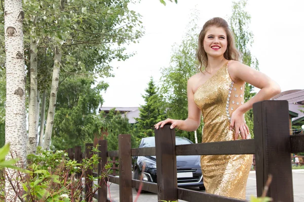 Junges Mädchen im Abendkleid auf einem Hintergrund-Cabrio — Stockfoto