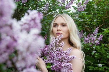 sarışın bir buket leylak