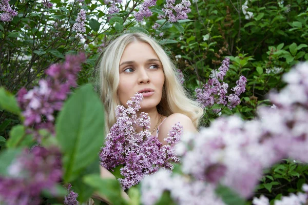 Blonde avec un bouquet de lilas — Photo