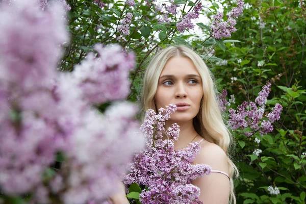 Blonde avec un bouquet de lilas — Photo