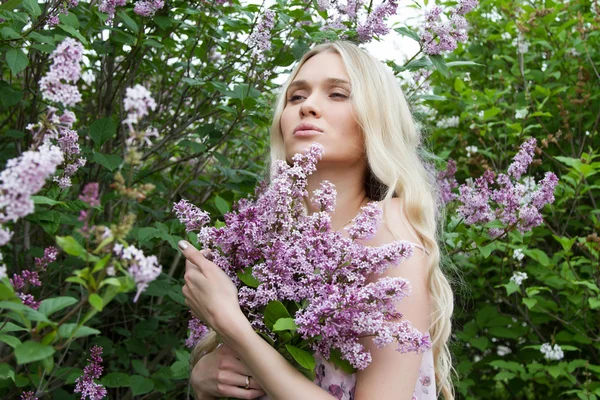 Blonde with a bouquet of lilacs — Stock Photo, Image