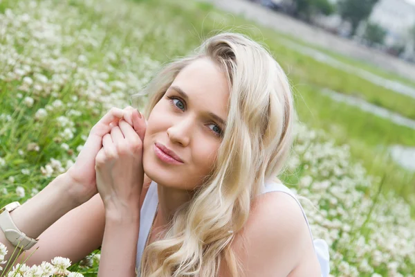 Rubia con pelo largo entre flores silvestres —  Fotos de Stock