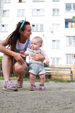 Anne Çocuk yürümeyi öğretiyor