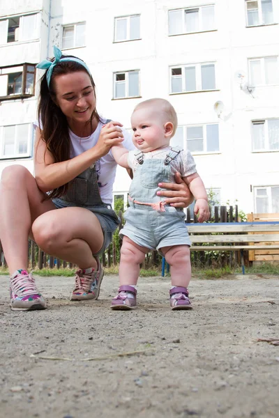 Mom teaches a child to walk — Stock Photo, Image