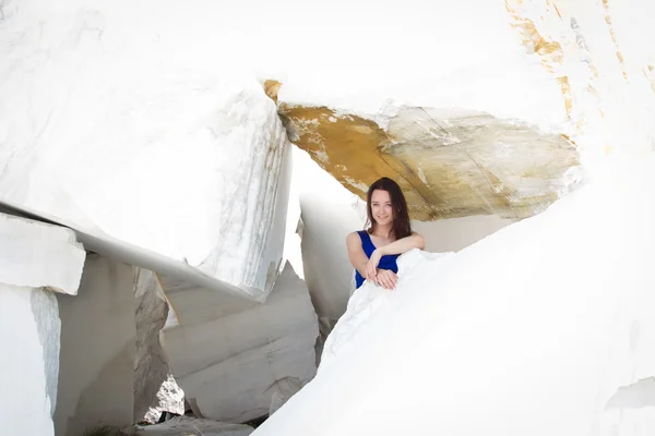 Girl among the huge blocks of marble — Stock Photo, Image