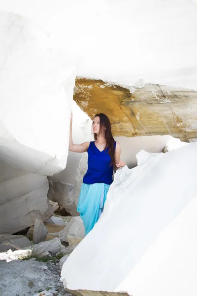 Girl among the huge blocks of marble — Stock Photo, Image