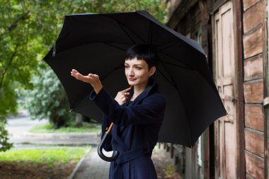 eski bir ahşap ev bir arka plan üzerinde bir şemsiye ile kız