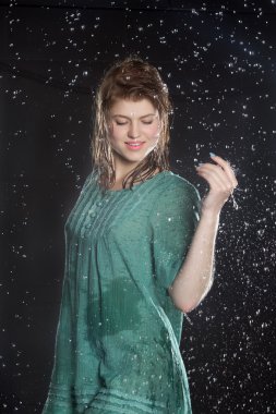 Güzel kız yağmurda ıslak