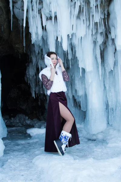 Flicka vid ingången till isgrottan — Stockfoto