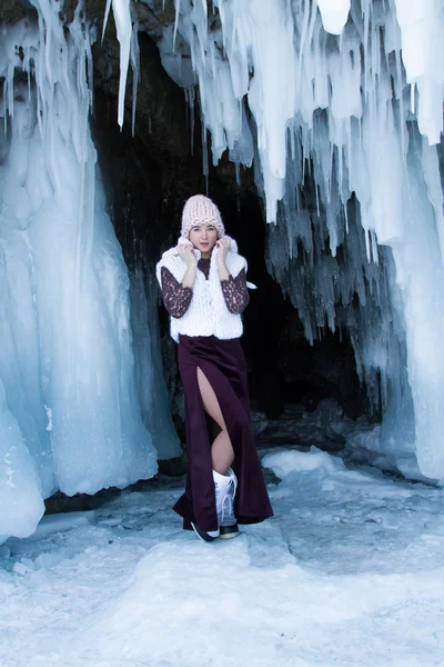 Chica en la entrada de la cueva de hielo —  Fotos de Stock