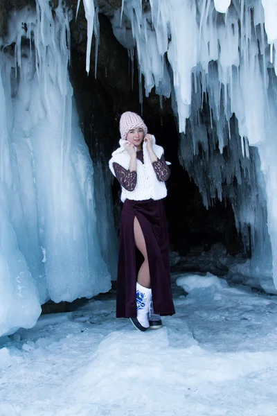 Girl at the entrance to the ice cave — Stock Photo, Image