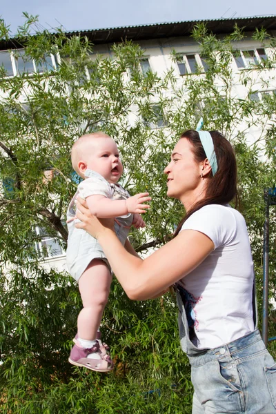 Joven madre con un niño pequeño — Foto de Stock