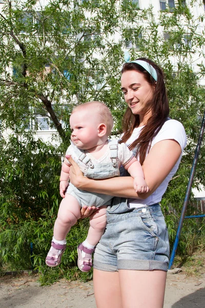 Giovane madre con un bambino piccolo — Foto Stock