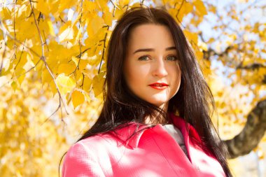 genç kız bir arka planda sarı sonbahar yaprakları