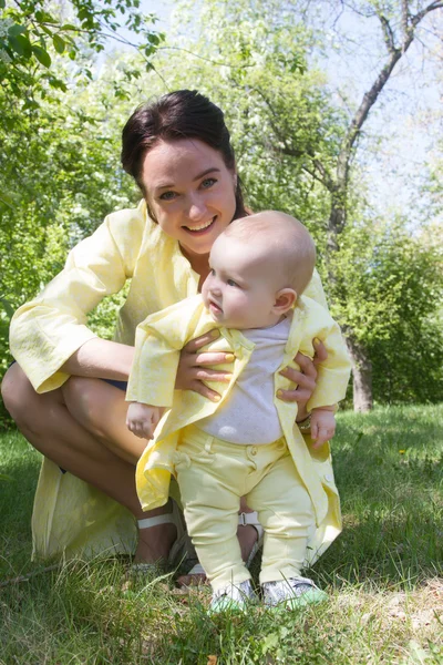 Mum with the child walk in the park — Stock Photo, Image