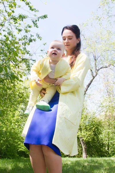 Мама з дитиною гуляє в парку — стокове фото