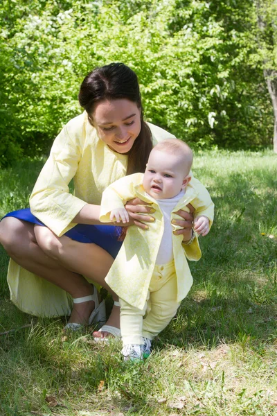 Mamá con el niño caminando en el parque — Foto de Stock