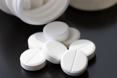 siyah bir zemin üzerine tıp Tablet