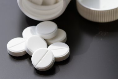 siyah bir zemin üzerine tıp Tablet