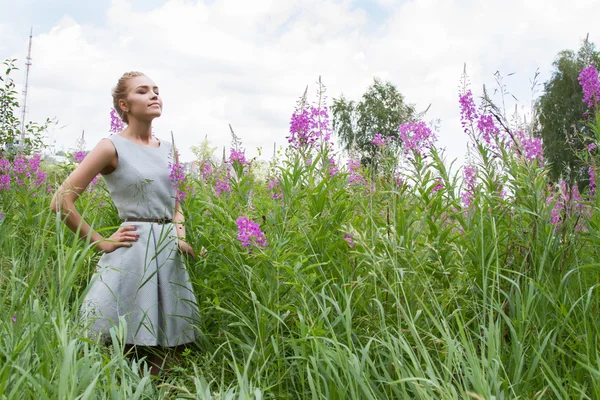 Ragazza passeggiate in campagna tra i fiori selvatici — Foto Stock