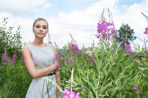 Fille promenades dans la campagne parmi les fleurs sauvages — Photo