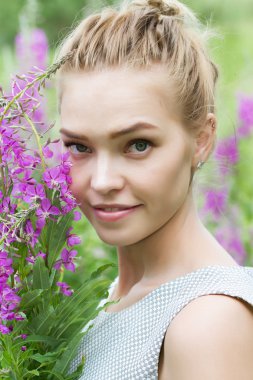 Kır çiçekleri arasında kırsal kız yürüyor