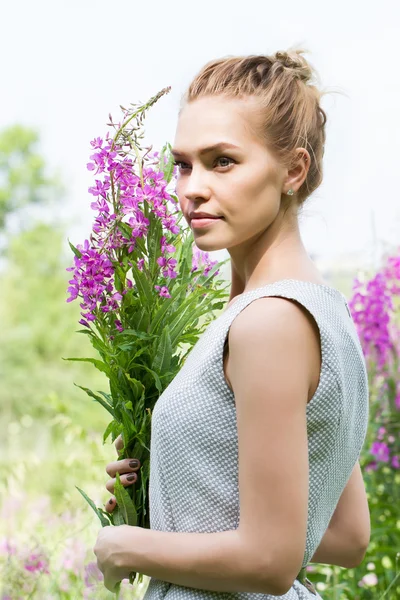 Fille promenades dans la campagne parmi les fleurs sauvages — Photo