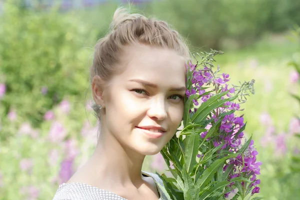 Fille promenades dans la campagne parmi les fleurs sauvages — Photo