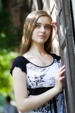 genç kız eski ahşap arka plan üzerine bina