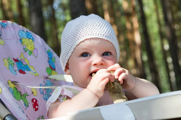 Malé dítě jíst maso na piknik — Stock fotografie