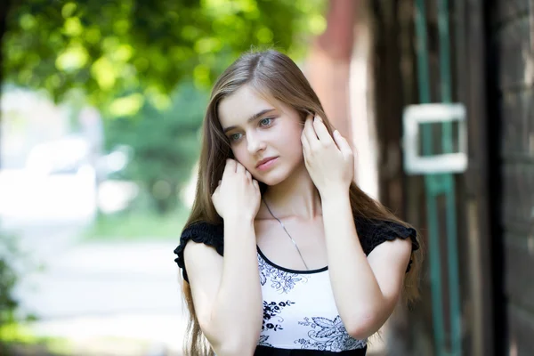 Young girl in the streets of the old town — Stock Photo, Image