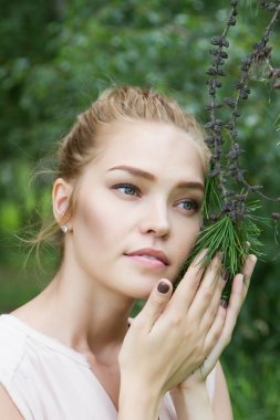 Bir yaz ormandaki güzel genç sarışın