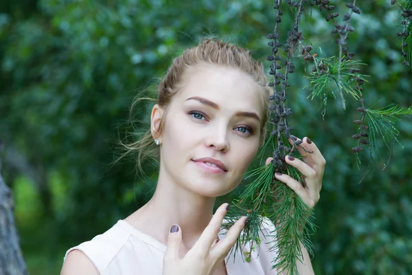 Schöne junge Blondine in einem Sommerwald — Stockfoto