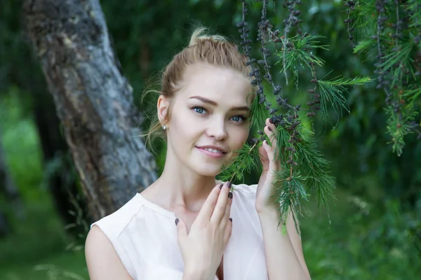 Schöne junge Blondine in einem Sommerwald — Stockfoto