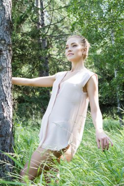 Bir yaz ormandaki güzel genç sarışın