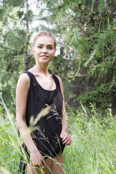 Vacker ung blondin i en sommar skog — Stockfoto