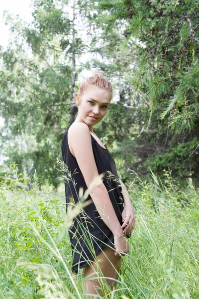 Linda jovem loira em uma floresta de verão — Fotografia de Stock