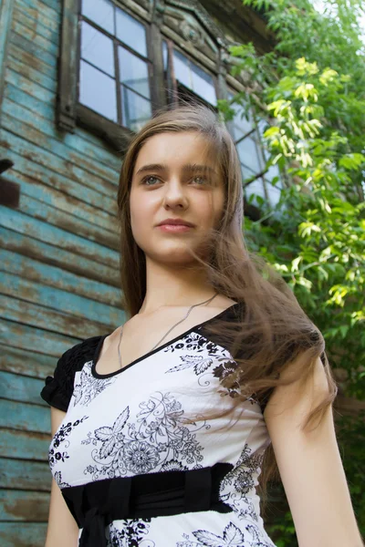 Όμορφη νεαρή κοπέλα για το ιστορικό του το παλιό ξύλινο σπίτι — Φωτογραφία Αρχείου