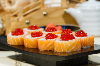 Japon yemekleri. Kırmızı havyar ile rulo