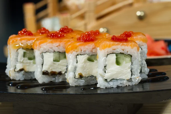 Japanisches Essen. Brötchen mit Käse und Fisch — Stockfoto