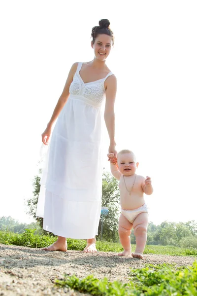 Mamá con un niño pequeño caminando en la naturaleza — Foto de Stock