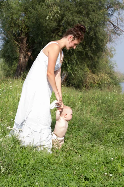 Mamá con un niño pequeño caminando en la naturaleza — Foto de Stock