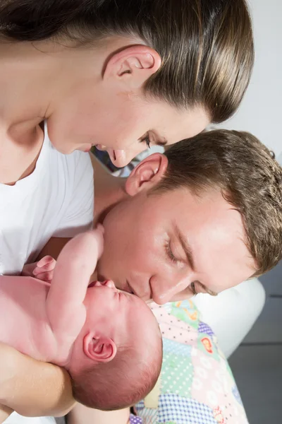 Padres jóvenes con bebé recién nacido — Foto de Stock