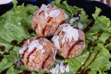 Köfte tatlı-ekşi sos bir somun sır içinde