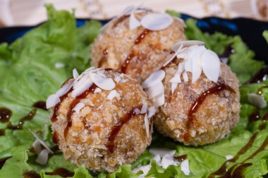 Köfte tatlı-ekşi sos bir somun sır içinde